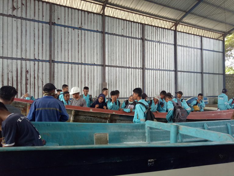 PERKENALKAN TEKNOLOGI PERKAPALAN, TMK POLIWANGI AJAK MAHASISWA BARUNYA BERKUNJUNG KE INDUSTRI GALANGAN KAPAL