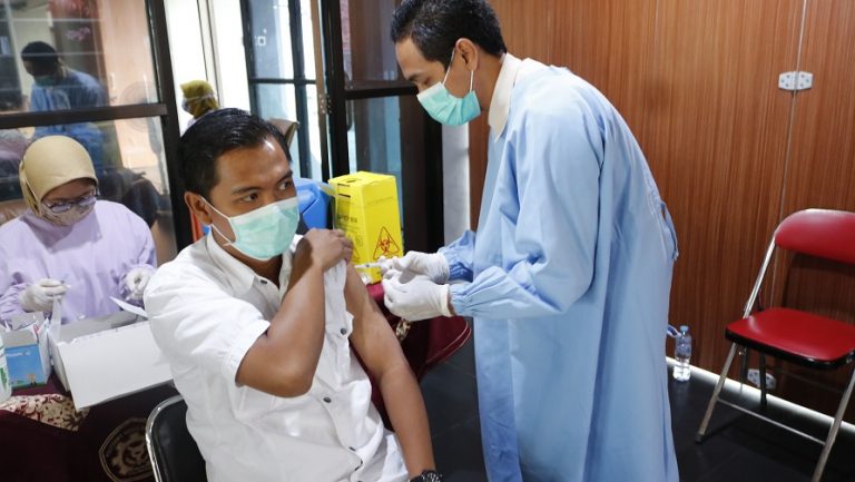 SERENTAK, SELURUH KARYAWAN POLIWANGI MENDAPATKAN VAKSIN TAHAP I