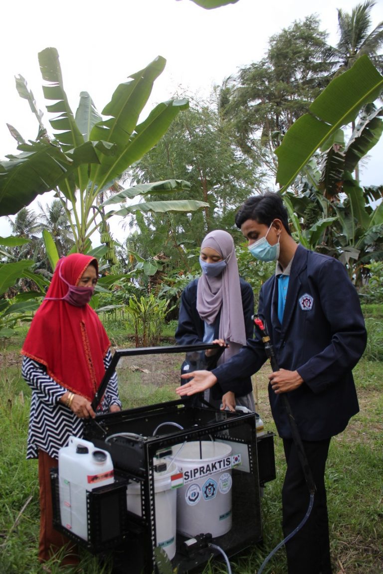 RAIH JUARA 3 AJANG INTERNASIONAL CREATIVITY STATION 2021, MAHASISWA POLIWANGI CIPTAKAN ALAT PENYIRAMAN TANAMAN OTOMATIS