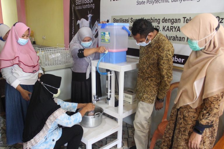 TINGKATKAN KUALITAS SUSU KAMBING ETAWA DI UD. KARYA ETAWA FARM KALIPURO, DOSEN POLIWANGI LAKUKAN PENDAMPING PEMBUATAN SUSU STERIL TANPA BAU PRENGUS