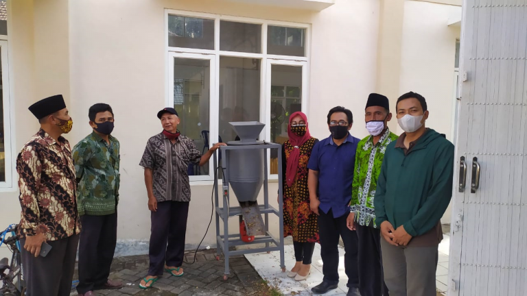 ATASI MASALAH SAMPAH ORGANIK, TIM DOSEN POLIWANGI HIBAHKAN ALAT PENCACAH PERCEPAT PEMBUATAH PUPUK