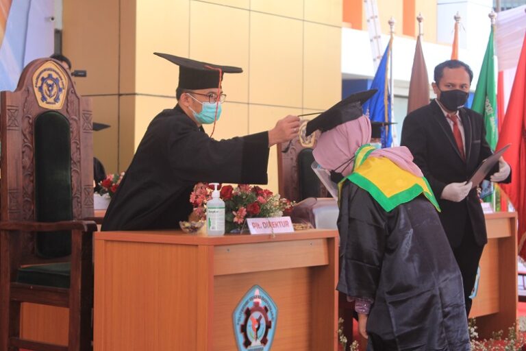 GELAR WISUDA SECARA DRIVE THRU, POLIWANGI LULUSKAN 247 WISUDAWAN/WISUDAWATI
