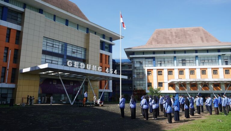 PERINGATI HARI GURU, POLIWANGI GELAR UPACARA SECARA LURING TERBATAS