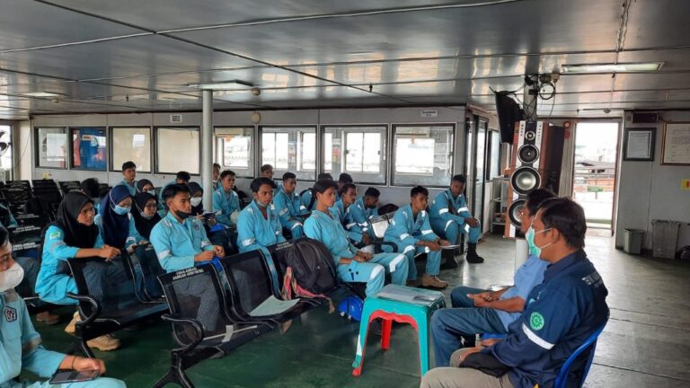 KULIAH LAPANGAN PROGRAM STUDI D4 TEKNIK MANUFAKTUR KAPAL POLITEKNIK NEGERI BANYUWANGI DI PT LINTAS SARANA NUSANTARA  KMP TRISNA DWITYA 2