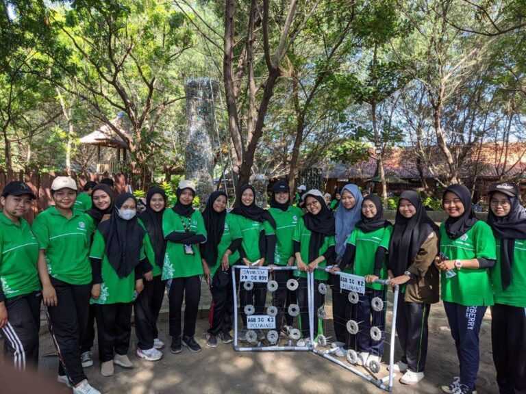 Mahasiswa Agribisnis Berperan Aktif dalam Konservasi Lingkungan, Menanam Terumbu Karang di Pantai Bangsring Banyuwangi