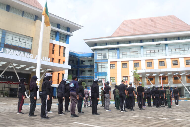 Lanal Banyuwangi Latih Pasukan Pengibar Bendera Poliwangi Jelang HUT ke-79 RI