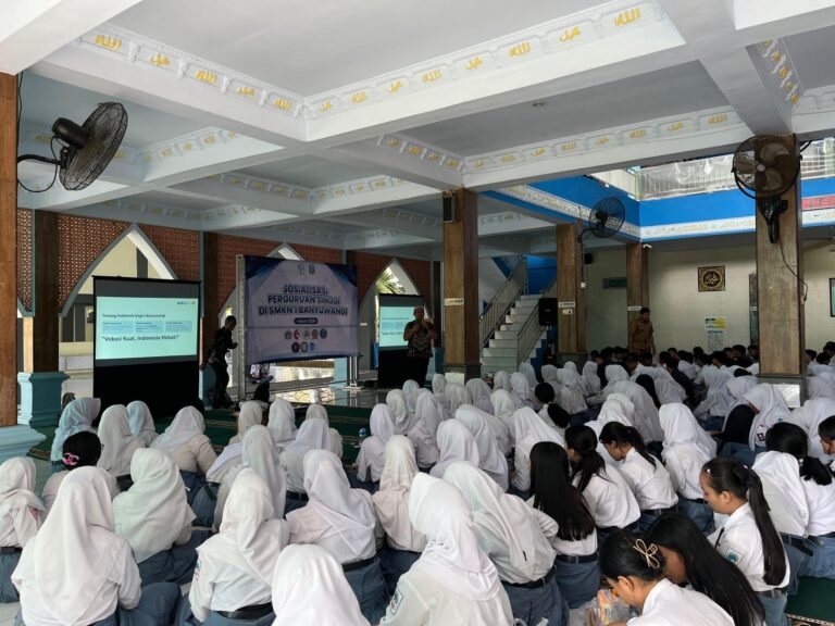 Poliwangi Hadiri Sosialisasi Kampus di SMK Negeri 1 Banyuwangi