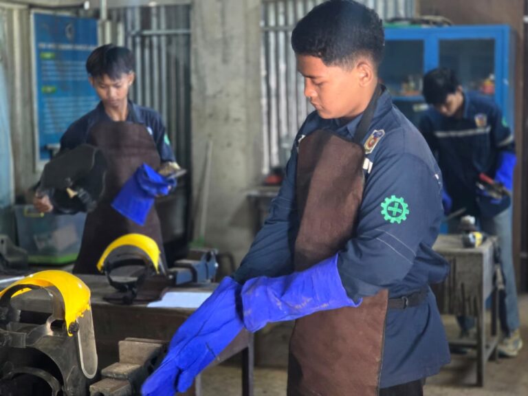 Poliwangi Perkuat Kolaborasi Vokasi dengan SMK Cordova melalui Uji Kompetensi Keahlian Pengelasan